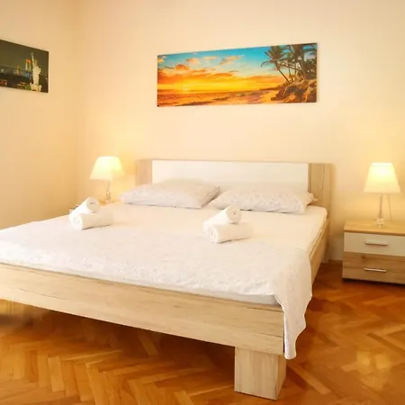 Honeycomb - Free Parking Apartment