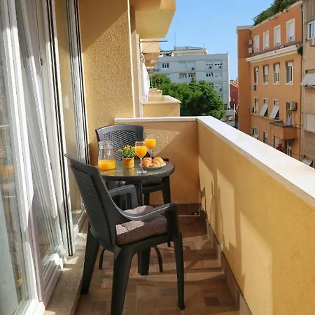 Honeycomb - Free Parking Apartment Split